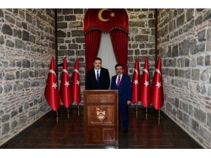 Rektör Çomaklı’dan Diyarbakır Valisi Güzeloğlu’na nezaket ziyareti