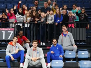 Minik basketbolcular Anadolu Efes oyuncuları ile tanışma imkanı buldu