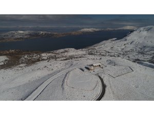 Göl manzaralı Hazar Baba Dağı karla kaplandı
