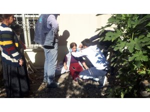 Kırılan tahta merdivenden düşen kadın yaralandı