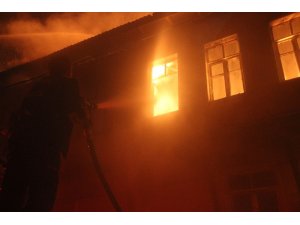 Kütahya’daki yangında 4 ev kullanılamaz hale geldi