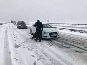 Kars’ta kar ve tipiden dolayı araçlar yolda mahsur kaldı