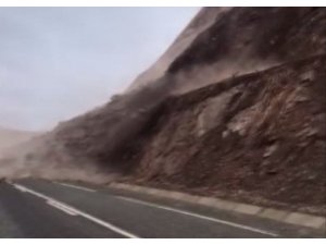 Bingöl’de toprak kayması köy yolunu kapattı