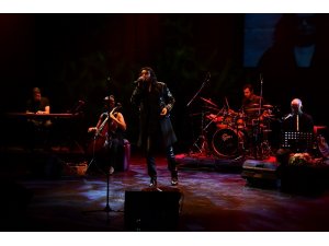 Gökhan Kırdar yeni şarkılarını ilk defa Üsküdar’da söyledi
