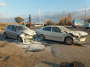Otomobil park halindeki araca çarptı: 2 yaralı