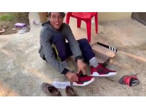 Engelli gencin hediye ayakkabı sevinci