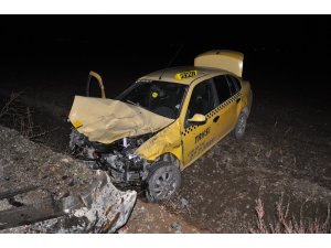 Ticari taksi ile otomobil çarpıştı: 3 yaralı
