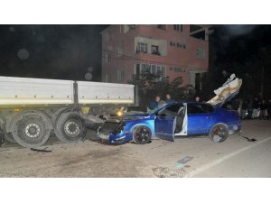 Otomobil park halindeki tıra çarptı: 2 yaralı