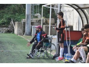 Tekerlekli sandalye futbol aşkına engel olamadı