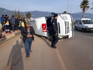 Yolcu minibüsü ile otomobil çarpıştı: 14 yaralı