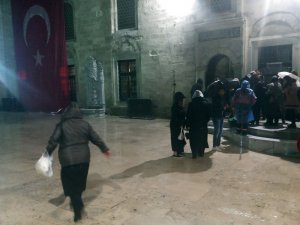 Mevlit Kandili’nde vatandaşlar yağmura rağmen Eyüp Sultan Camii’ne akın etti