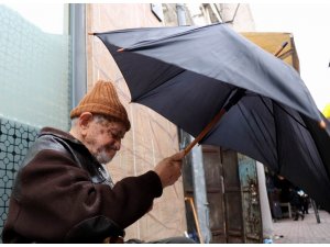 90’lık şemsiye tamircisi gözlük kullanmadan mesleğini yapıyor
