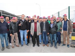 Tofaş’ta işine son verilen 97 işçi  fabrika önünde eylem yaptı