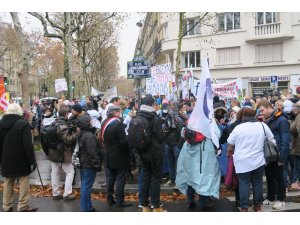 Fransa’da hemşirelerden hükümet karşıtı protesto