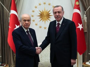 Cumhurbaşkanı Recep Tayyip Erdoğan, MHP Genel Başkanı Devlet Bahçeli ile Cumhurbaşkanlığı Külliyesi’nde bir araya geldi.