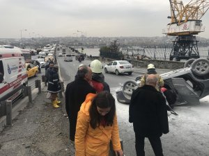 Atatürk Köprüsü girişinde bariyerlere çarpan araç ters döndü