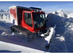 Kar ve tipiden dolayı yolu kapanan mezradaki hasta, kar üstü aracıyla kurtarıldı
