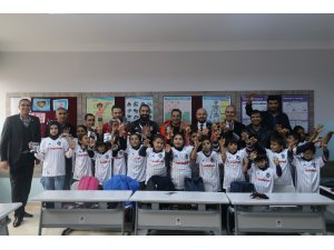 Beşiktaş’tan Gaziantep’teki öğrencilere forma