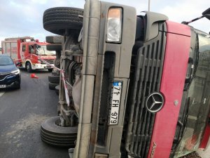 Tuzla’da beton yüklü kamyon yan yattı
