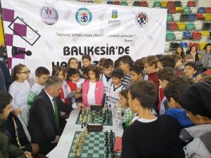 Vali Yazıcı, Öğrencilerle satranç oynadı