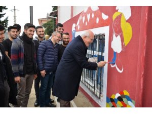 Üniversiteli öğrenciler köy okulunu boyayıp kütüphane kurdu