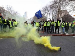 "Sarı Yelekliler" Macron'a geri adım attırdı