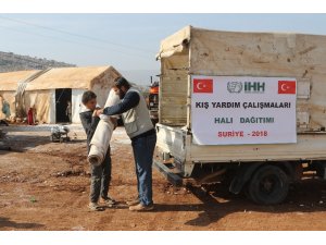 Suriye’deki kamplarda yaşayanlara halı ve mat yardımı