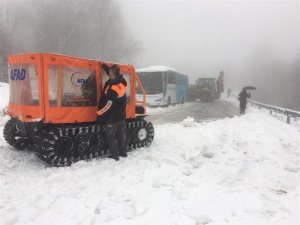 Kartepe’de karda kalan 2 otobüsteki 75 kişiyi AFAD ekipleri kurtardı