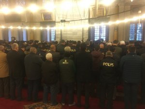 Beşiktaş’taki terör saldırısında şehit olan polisler için Fatih Camii’nde Mevlid-i Şerif okutuldu