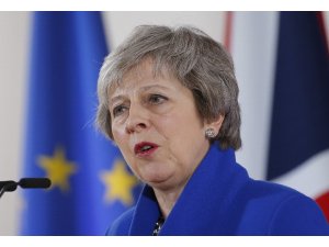 Theresa May: “Brexit oylaması ertelendi”