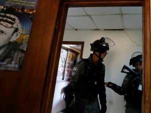 İsrail askerleri Filistin resmi ajansının ofisini bastı