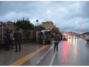 İzmir’de işçi servisi devrildi: 4 yaralı