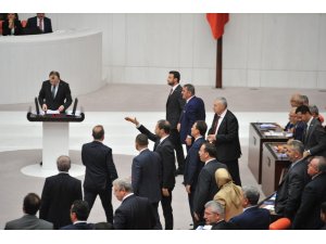 TBMM Genel Kurulunda 2019 Merkezi Yönetim Bütçesi görüşmelerinde AK Parti Grup Başkanvekili Mehmet Muş konuşma yaparken İYİ Partili Yasin Öztürk’ün hakaret etmesi ile tartışma çıktı. Tartışma üzerine oturuma ara verildi.