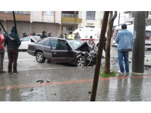 Hatay’da iki otomobil kafa kafaya çarpıştı: 5 yaralı