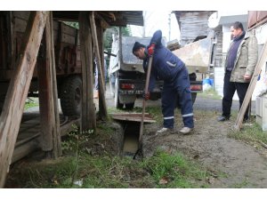Sapanca Belediyesi ekipleri mazgallara yenileme yapıyor