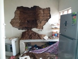 Yağış depremde hasar gören evin duvarını yıktı
