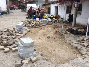 Burhaniye’de kırsal mahallelerde bozulan yollara onarım