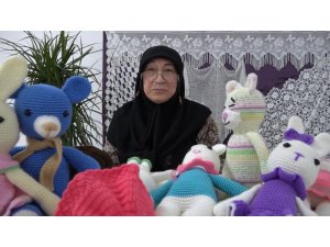 Tokat’ta 63 yaşındaki kadın geçimini örgü bebek yaparak sağlıyor