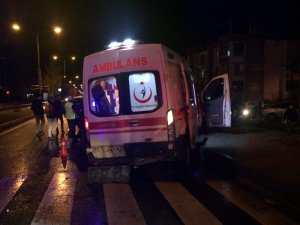 Ambulansla otomobil çarpıştı:1 yaralı