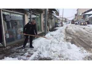 Karlıova’da kar temizleme çalışmaları başladı