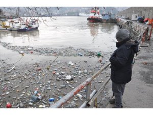 Derelerin getirdiği çöpler limana doldu