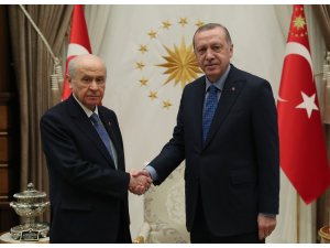 Cumhurbaşkanı Recep Tayyip Erdoğan, MHP Genel Başkanı Devlet Bahçeli’yi Cumhurbaşkanlığı Külliyesi’nde kabul etti.