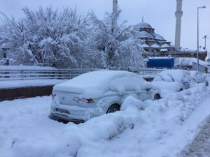 Kar yağışı çocukları sevindirdi, araç sahiplerine zor anlar yaşattı