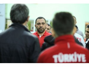 Hamza Yerlikaya, badmintoncularla antrenman yaptı