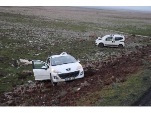 Diyarbakır’da iki araç şarampole yuvarlandı: 2 yaralı