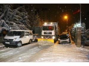 Keçiören’de 679 personel 51 araçla karla mücadeleyi sürdürüyor