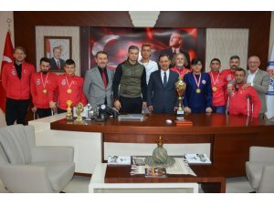 Türkiye şampiyonları kupayı Başkan Uysal’a getirdi
