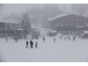 Uludağ’da kayak sezonu açıldı, vatandaşlar pistlere akın etti