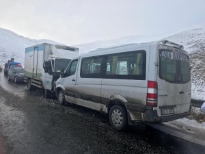 Erzurum’da kamyonet ile minibüs çarpıştı: 8 yaralı