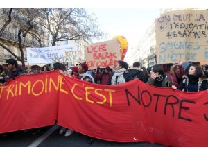 Fransa’da Sarı Yelekliler, yarın eylem için 5’nci kez sokakta olacak